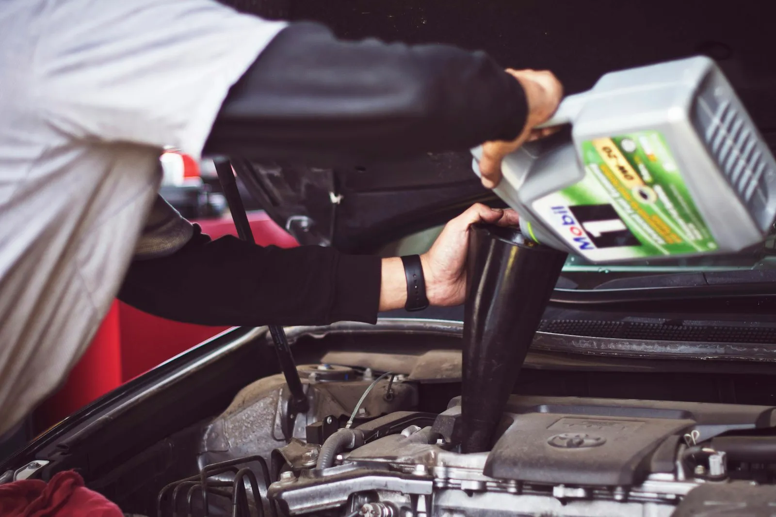Mechanik dopĺňa motorový olej v Autoservise Novák