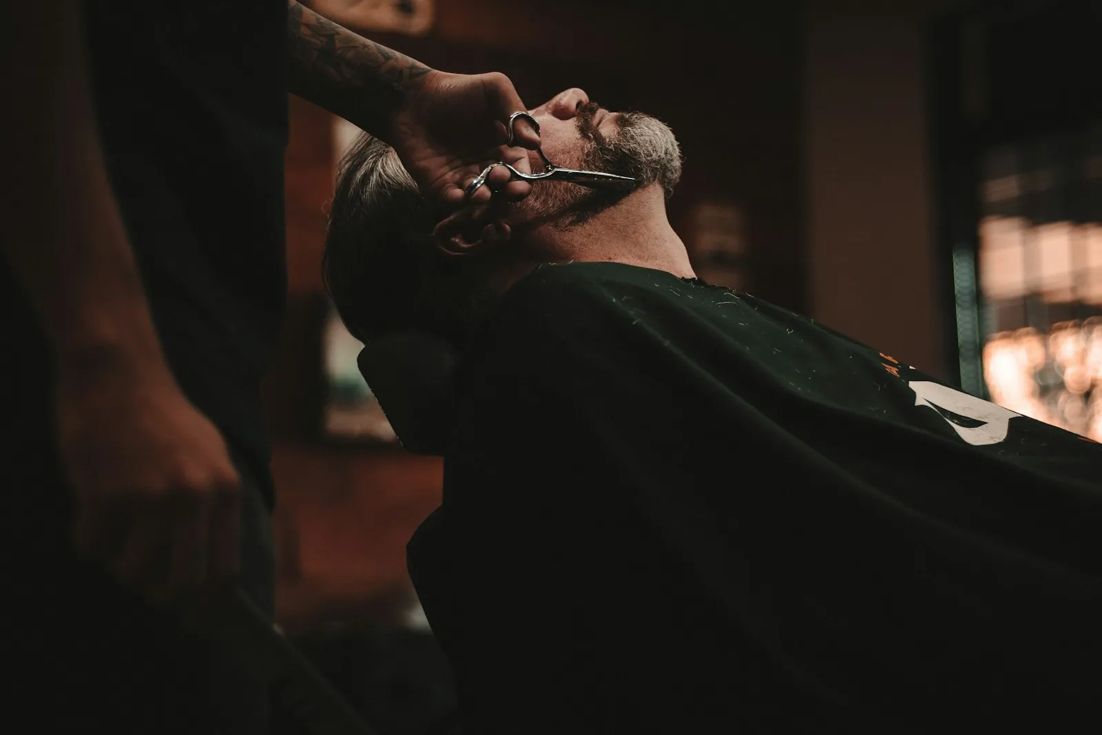 Barber pri práci
